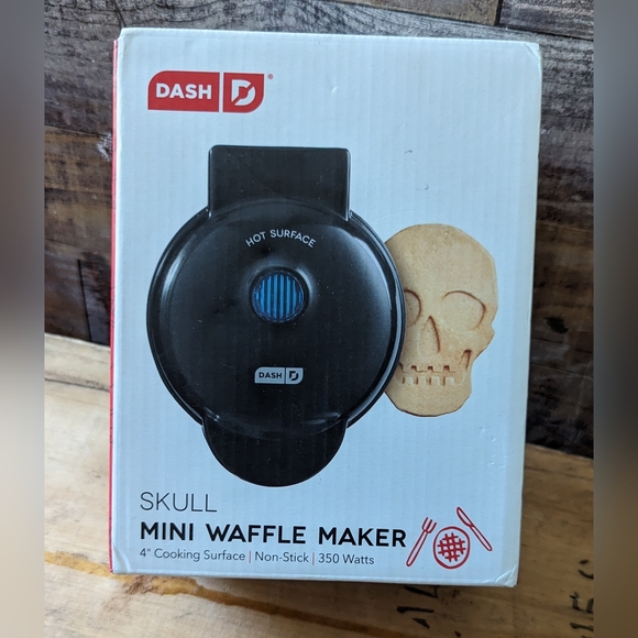 New in Box Dash Mini Skull Electric Waffle Maker - Picture 4 of 16